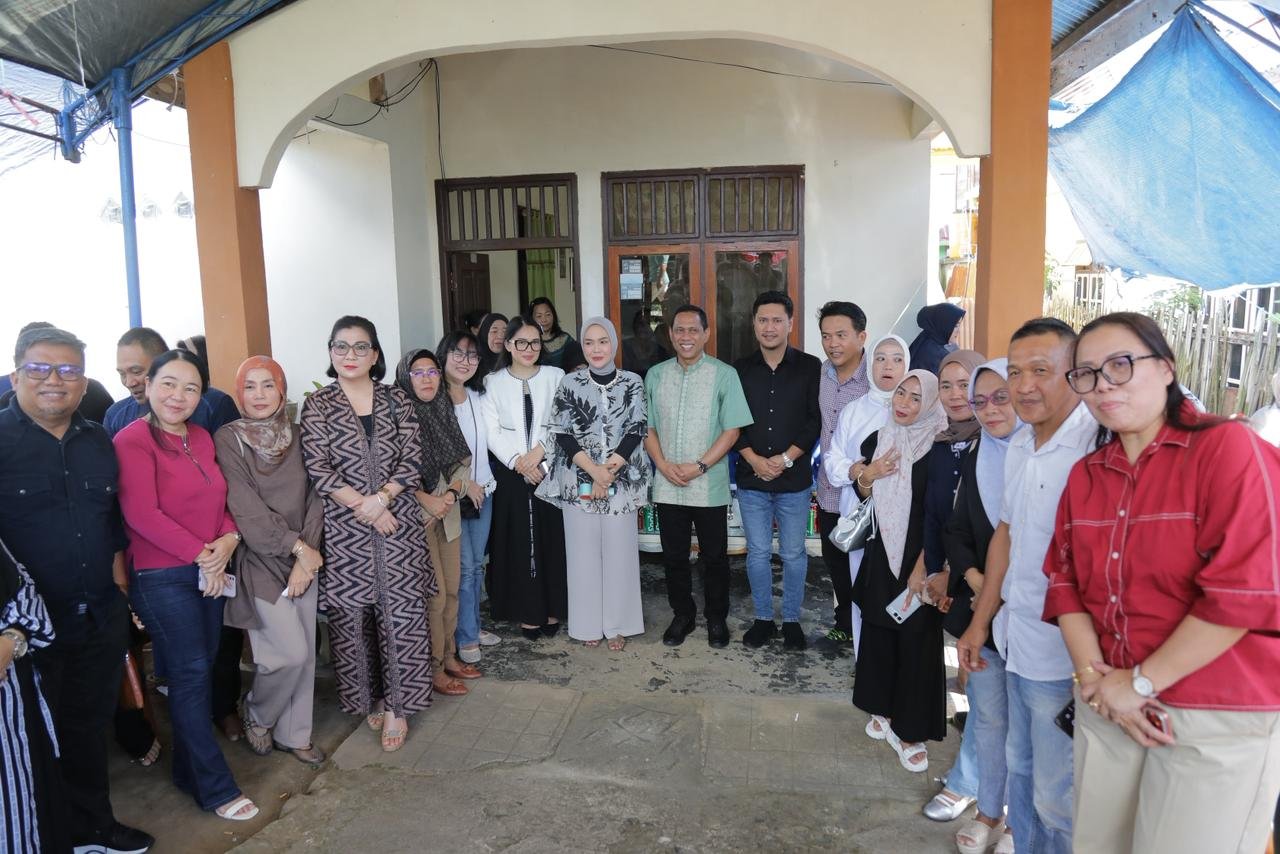 Wali Kota Kotamobagu Weny Gaib bersama Wakil Wali Kota Rendy Virgiawan Mangkat menghadiri perayaan Hari Raya Pinogiot di Kelurahan Biga. (Foto: Humas Pemkot Kotamobagu)