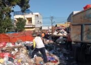 Pasukan Oranye Pemerintah Kota Kotamobagu mulai membersihkan tumpukan sampah yang meningkat usai Idul Fitri 1447 Hijriah. (Foto: Humas Pemkot Kotamobagu)