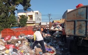 Pasukan Oranye Pemerintah Kota Kotamobagu mulai membersihkan tumpukan sampah yang meningkat usai Idul Fitri 1447 Hijriah. (Foto: Humas Pemkot Kotamobagu)