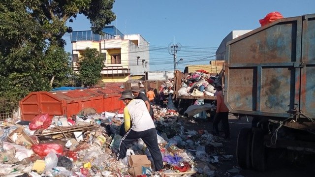Pasukan Oranye Pemerintah Kota Kotamobagu mulai membersihkan tumpukan sampah yang meningkat usai Idul Fitri 1447 Hijriah. (Foto: Humas Pemkot Kotamobagu)