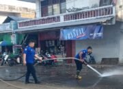 Petugas kebersihan Kota Kotamobagu bersama unit Pemadam Kebakaran (Damkar) Satpol PP melanjutkan pembersihan sisa sampah pasca Idul Fitri 1447 Hijriah. (Foto: Humas Pemkot Kotamobagu)