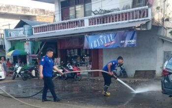 Petugas kebersihan Kota Kotamobagu bersama unit Pemadam Kebakaran (Damkar) Satpol PP melanjutkan pembersihan sisa sampah pasca Idul Fitri 1447 Hijriah. (Foto: Humas Pemkot Kotamobagu)