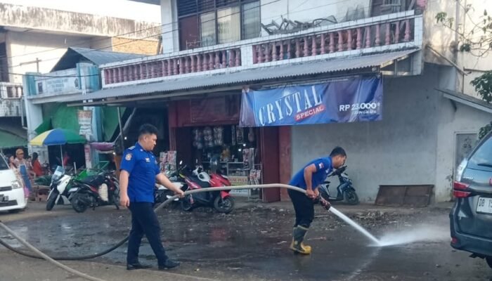 Petugas Kebersihan dan Damkar Kotamobagu Bersihkan Sisa Sampah Pasca Idul Fitri