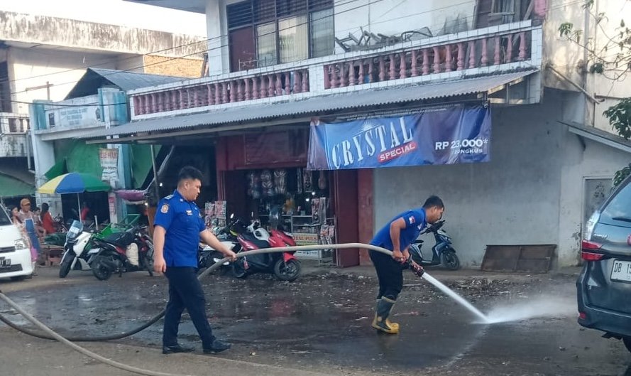 Petugas kebersihan Kota Kotamobagu bersama unit Pemadam Kebakaran (Damkar) Satpol PP melanjutkan pembersihan sisa sampah pasca Idul Fitri 1447 Hijriah. (Foto: Humas Pemkot Kotamobagu)