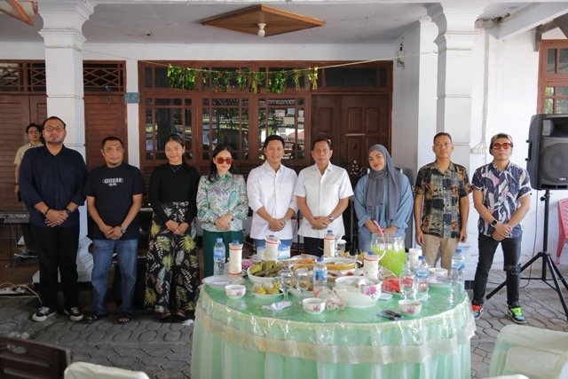 Wali Kota Kotamobagu Weny Gaib bersama Wakil Wali Kota Rendy Virgiawan Mangkat menghadiri perayaan Hari Raya Ketupat dan Kulipot di Kelurahan Motoboi Kecil. (Foto: Humas Pemkot Kotamobagu)