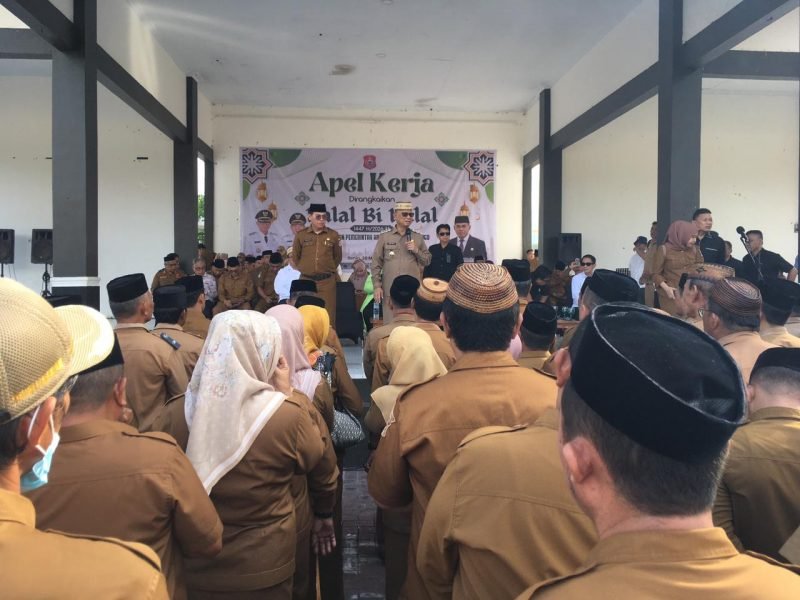 Bupati Bone Bolango, Ismet Mile didampingi Sekda Iwan Mustapa pada Apel Kerja yang dirangkaikan dengan Halal bi Halal 1447 Hijriyah di Lingkungan Pemerintah Kabupaten Bone Bolango yang di laksanakan di Lapangan Alun-Alun Bone Bolango, Senin (30/3/2026). (F. Indra/Diskominfo)/Hibata.id