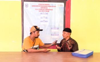 Kepala Desa Polindu, Sinakarya, saat memberikan keterangan kepada media Hibata.id terkait polemik lahan pembangunan KDMP di Desa Polindu/Hibata.id