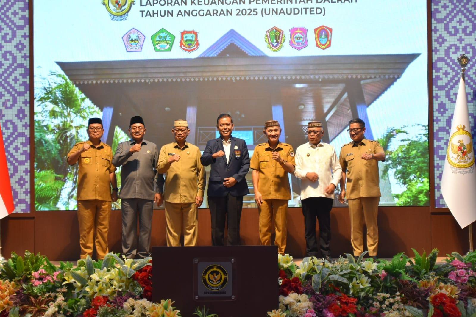 Bupati Boalemo Drs. Rum Pagau menyerahkan dokumen Laporan Keuangan Pemerintah Daerah (LKPD) UNAUDITED Tahun Anggaran 2025 kepada BPK - RI Perwakilan Provinsi Gorontalo/Hibata.id