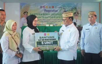 Petani Sumringah, Ismet Mile Serahkan Bantuan Jagung Plus Pupuk dan Traktor