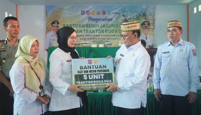 Petani Sumringah, Ismet Mile Serahkan Bantuan Jagung Plus Pupuk dan Traktor