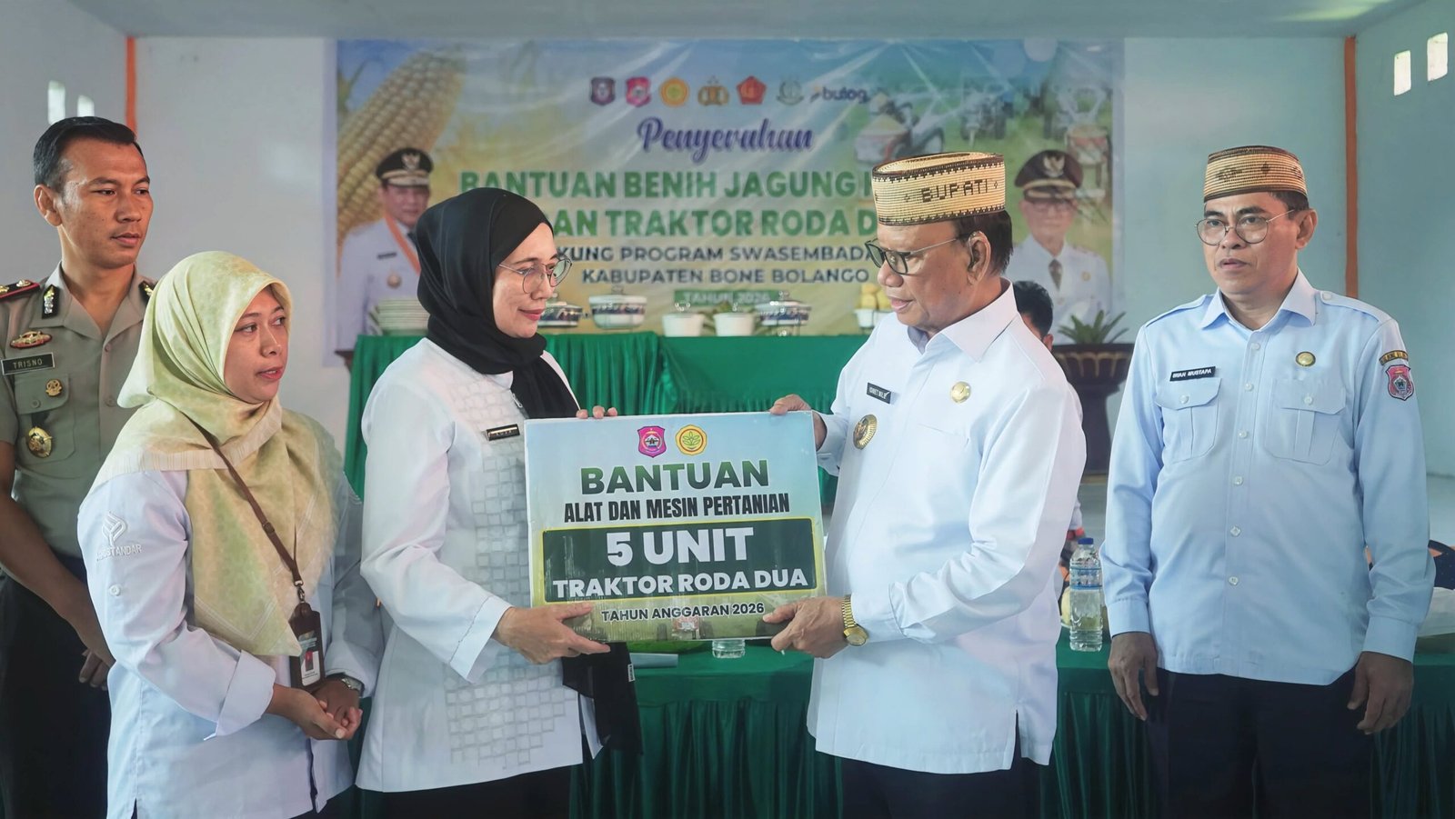 Bupati Bone Bolango Ismet Mile menyalurkan benih jagung hibrida 2026 lengkap dengan pupuk dan traktor/Hibata.id