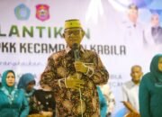 Bupati Bone Bolango, Ismet Mile, saat memberikan sambutan pada pelantikan Ketua TP PKK Kecamatan Kabila dan pengurus dasawisma di Lapangan Likada, Selasa (28/4/2026), menekankan pentingnya kolaborasi dalam memperkuat pelayanan masyarakat dan ketahanan keluarga/Hibata.id