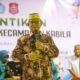 Bupati Bone Bolango, Ismet Mile, saat memberikan sambutan pada pelantikan Ketua TP PKK Kecamatan Kabila dan pengurus dasawisma di Lapangan Likada, Selasa (28/4/2026), menekankan pentingnya kolaborasi dalam memperkuat pelayanan masyarakat dan ketahanan keluarga/Hibata.id