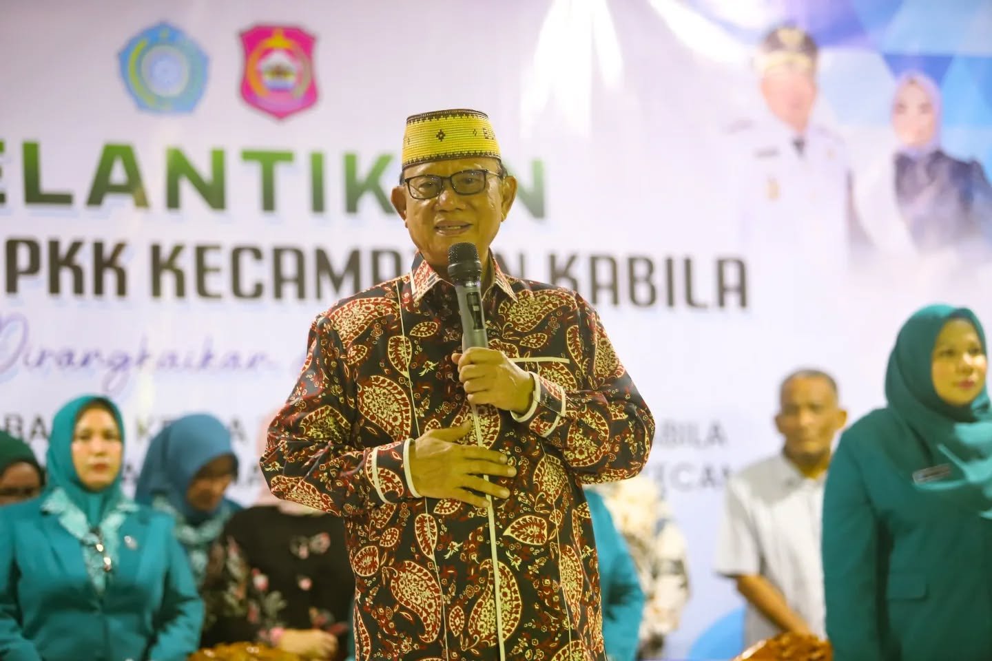 Bupati Bone Bolango, Ismet Mile, saat memberikan sambutan pada pelantikan Ketua TP PKK Kecamatan Kabila dan pengurus dasawisma di Lapangan Likada, Selasa (28/4/2026), menekankan pentingnya kolaborasi dalam memperkuat pelayanan masyarakat dan ketahanan keluarga/Hibata.id