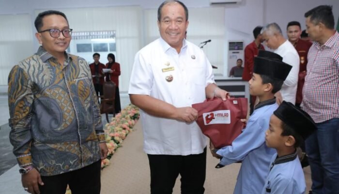 Bupati Asahan Serahkan Santunan kepada Anak Panti Asuhan Muhammadiyah