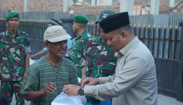 Berbagi Takjil di Depan Makodim Asahan, Wabup Asahan Tekankan Kepedulian di Bulan Ramadhan