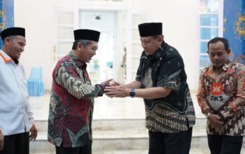 Gubernur Gorontalo Gusnar Ismail menerima kunjungan silaturahmi Presiden PKS Al Muzammil Yusuf di rumah jabatan Gubernur Gorontalo, Jumat (10/4/2026). (Foto : Valen)