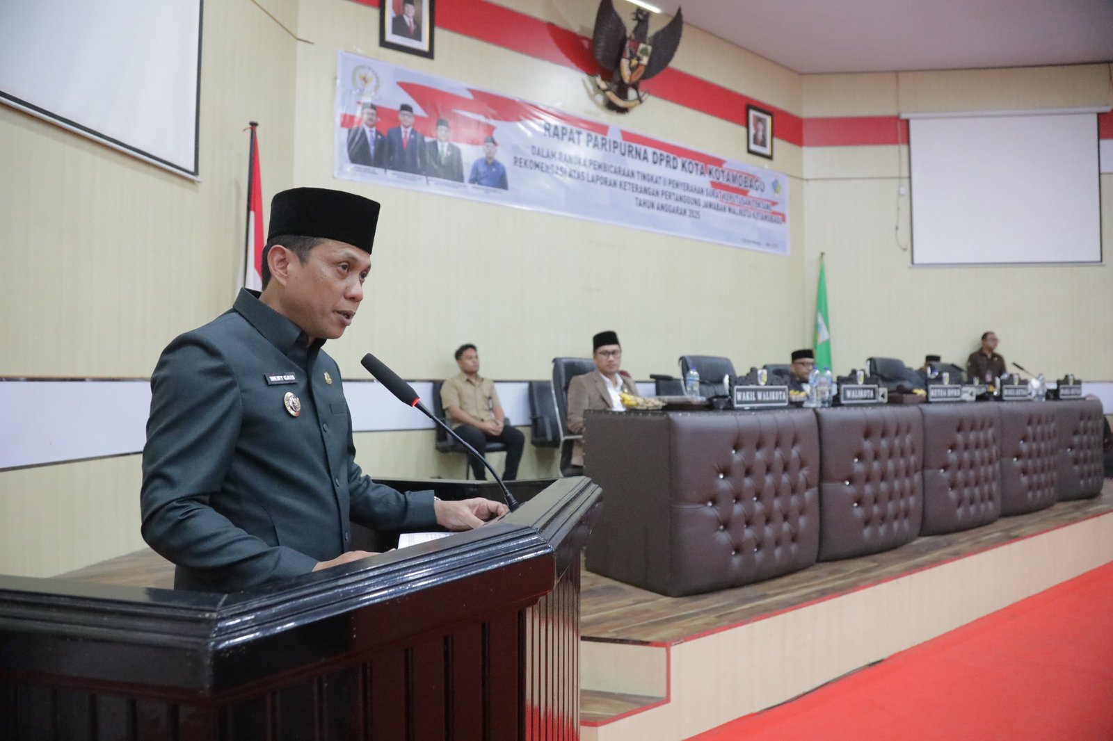 Wali Kota Kotamobagu, Weny Gaib, bersama Wakil Wali Kota Rendy Virgiawan Mangkat menghadiri Rapat Paripurna DPRD Kota Kotamobagu, Kamis, 30 April 2026. (Foto: Humas Pemkot Kotamobagu)