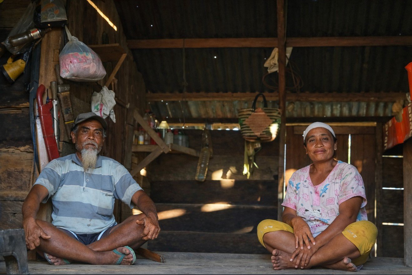 Pasangan Suku Polahi ini mulai menjalani kehidupan baru setelah berbaur dengan warga sekitar. (Foto: Franco)/Hibata.id