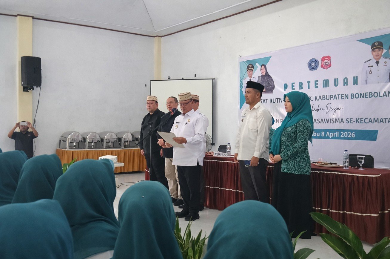Bupati Bone Bolango, Ismet Mile, mengukuhkan pengurus Dasawisma tingkat kecamatan di Aula Desa Kramat, Kecamatan Tapa, Rabu (8/4/2026)/Hibata.id