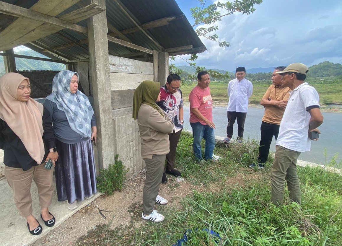 Komisi III DPRD Provinsi Gorontalo meninjau langsung kondisi abrasi sungai di Desa Pilohayanga/Hibata.id