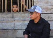 Bupati Bolmut, Sirajudin Lasena saat meninjau langsung rumah warga miskin di Bolmut/Hibata.id