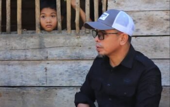 Bupati Bolmut, Sirajudin Lasena saat meninjau langsung rumah warga miskin di Bolmut/Hibata.id