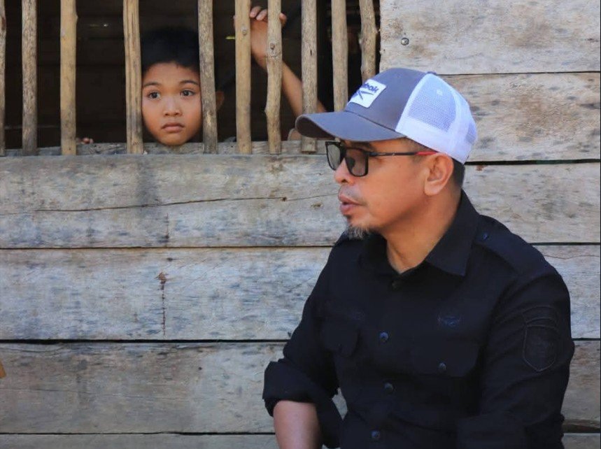 Bupati Bolmut, Sirajudin Lasena saat meninjau langsung rumah warga miskin di Bolmut/Hibata.id