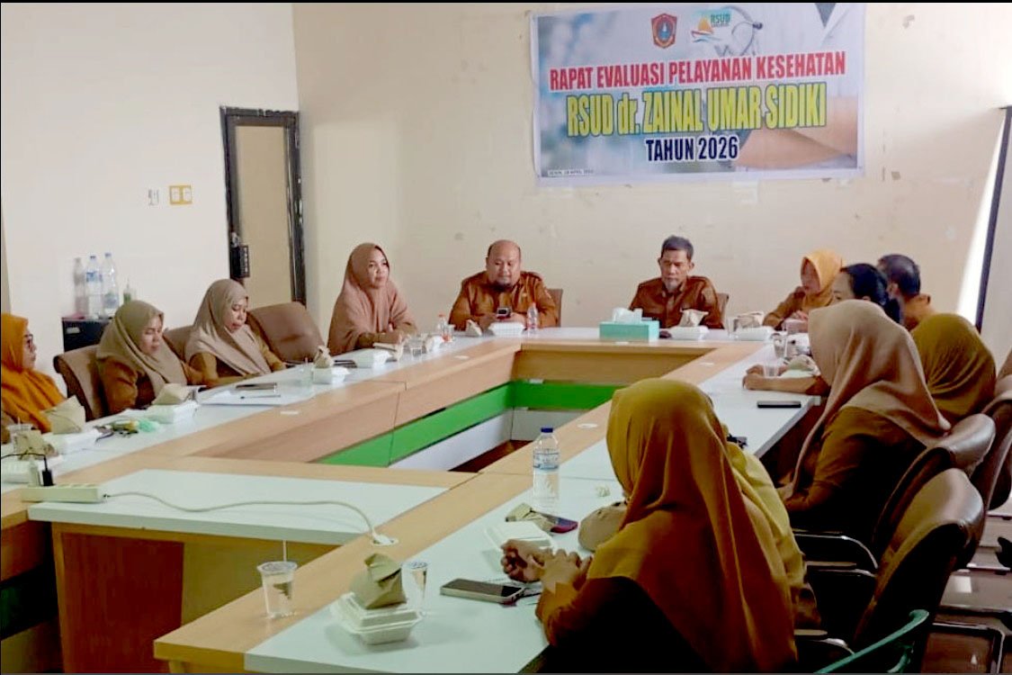 Direktur RSUD dr. Zainal Umar Sidiki saat memimpin rapat evaluasi/Hibata.id