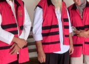 Tiga orang yang duduk di kursi pesakitan diantaranya IDN (ketua), DA (sekretaris), dan NK (bendahara)/Hibata.id