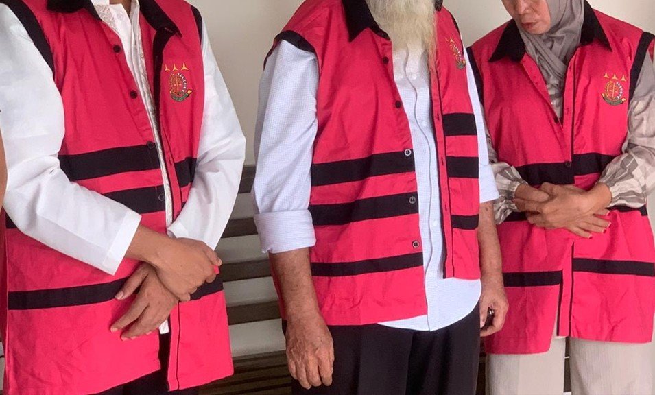 Tiga orang yang duduk di kursi pesakitan diantaranya IDN (ketua), DA (sekretaris), dan NK (bendahara)/Hibata.id