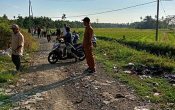 Pemerintah kecamatan, desa, hingga warga kompak turun tangan bersihkan sampah/Hibata.id