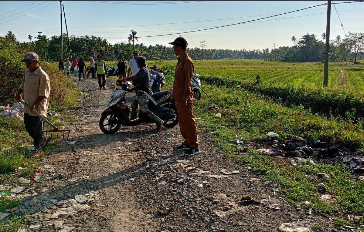 Pemerintah kecamatan, desa, hingga warga kompak turun tangan bersihkan sampah/Hibata.id