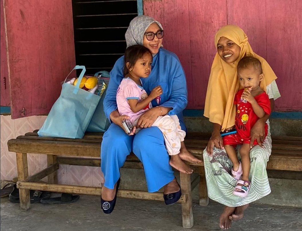 Anggota DPRD Provinsi Gorontalo saat menemui Korban yang Alami Trauma Usai Tekanan Klarifikasi MBG Ulat/Hibata.id