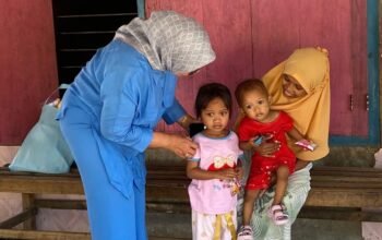 Kasus temuan belatung dalam program MBG di Bonepantai, Gorontalo, membuka sisi lain tentang tekanan sosial. Kehadiran Femmy Udoki memberi dukungan moral bagi keluarga terdampak/Hibata.id