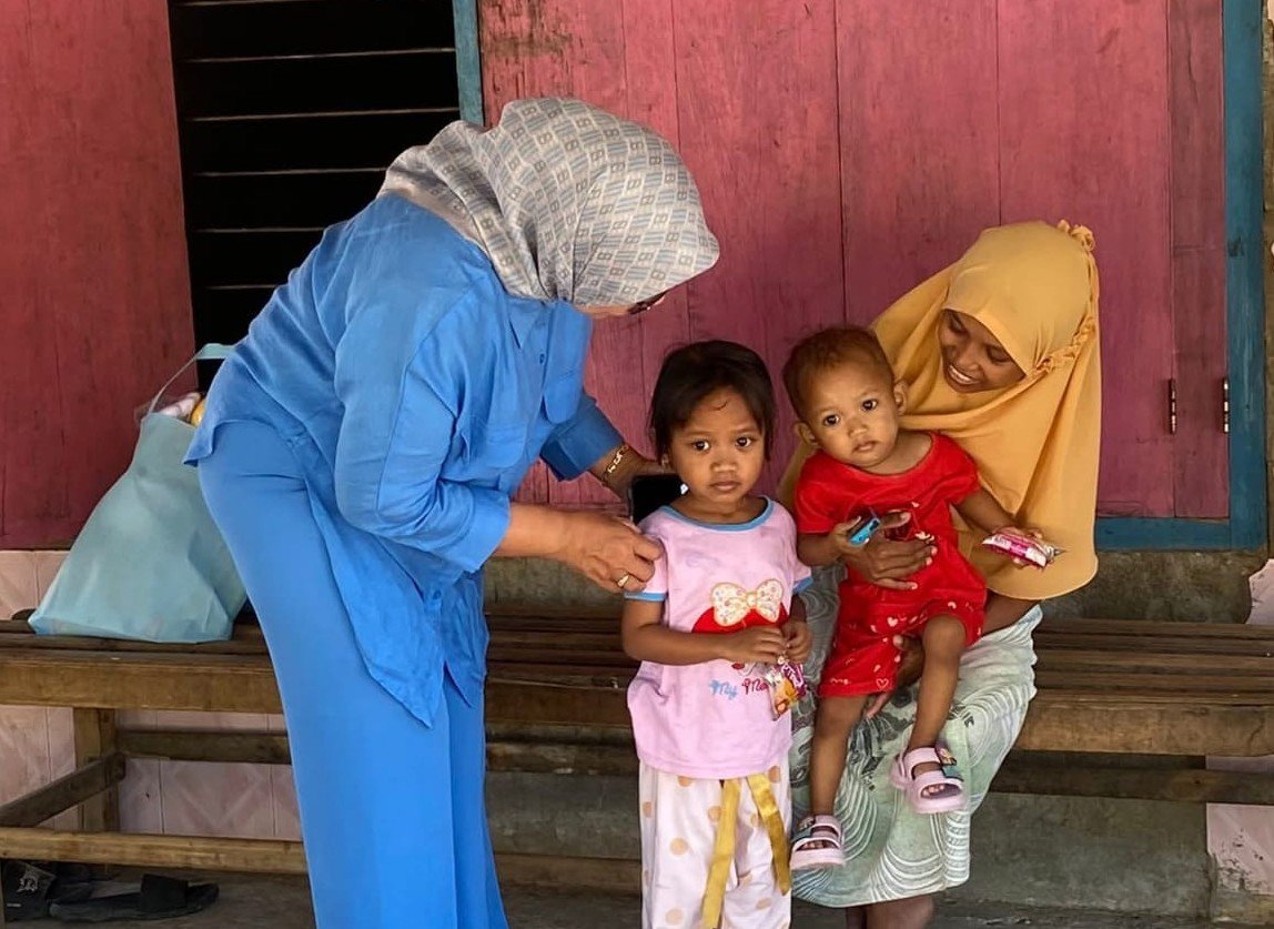 Kasus temuan belatung dalam program MBG di Bonepantai, Gorontalo, membuka sisi lain tentang tekanan sosial. Kehadiran Femmy Udoki memberi dukungan moral bagi keluarga terdampak/Hibata.id