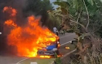 Mobil pick up pengangkut BBM jenis solar terbakar di Jalan Trans Pohuwato. Polisi menyebut korsleting listrik sebagai penyebab/Hibata.id