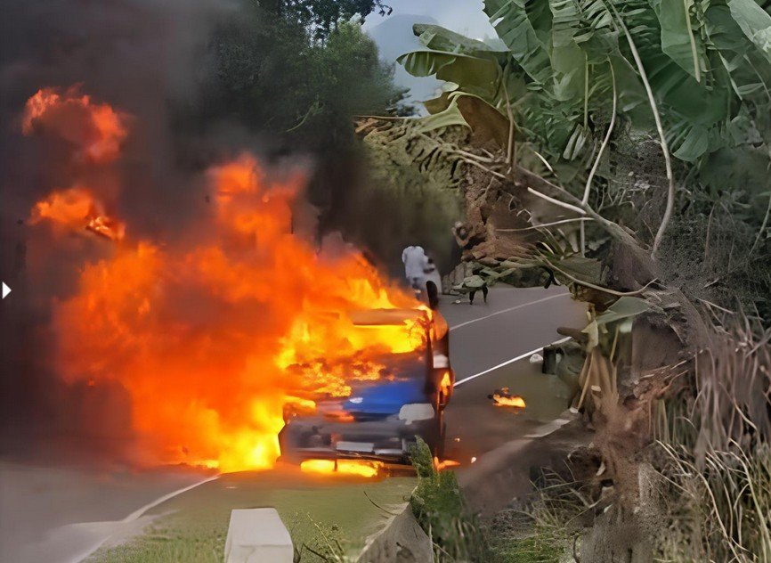 Mobil pick up pengangkut BBM jenis solar terbakar di Jalan Trans Pohuwato. Polisi menyebut korsleting listrik sebagai penyebab/Hibata.id