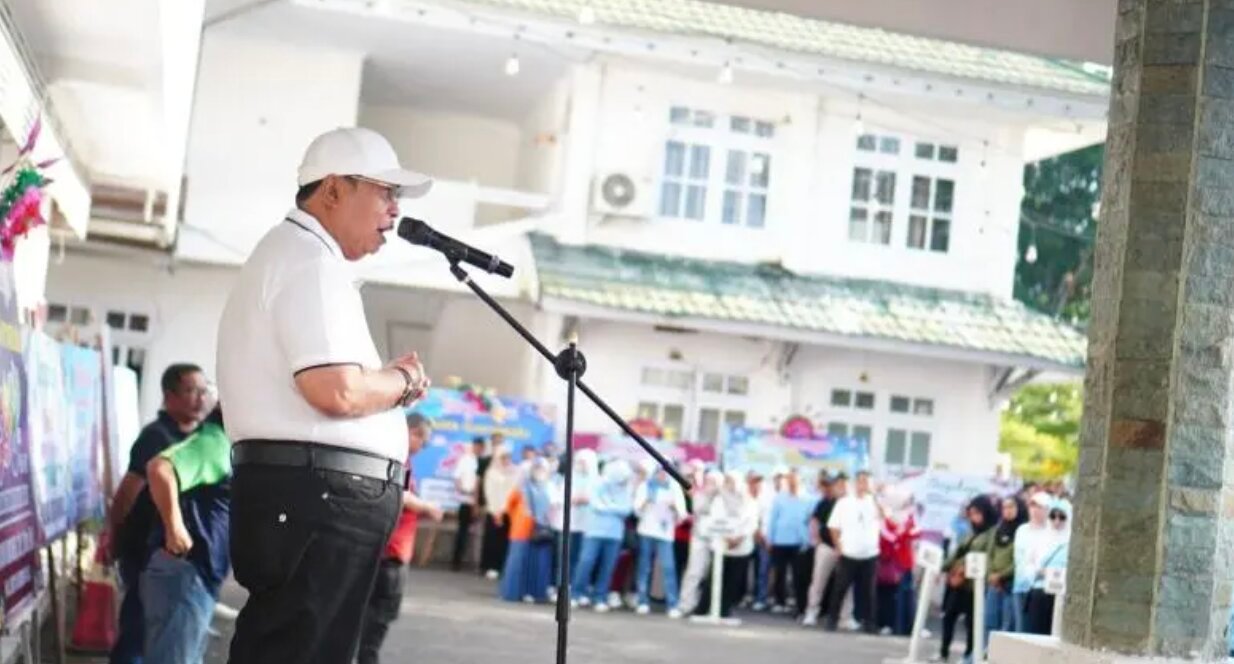Wali Kota Adhan Dambea mencanangkan Gerakan Indonesia ASRI pada Selasa (31/3/2026) di halaman kantor wali kota. (Foto: Humas Pemkot Gorontalo)