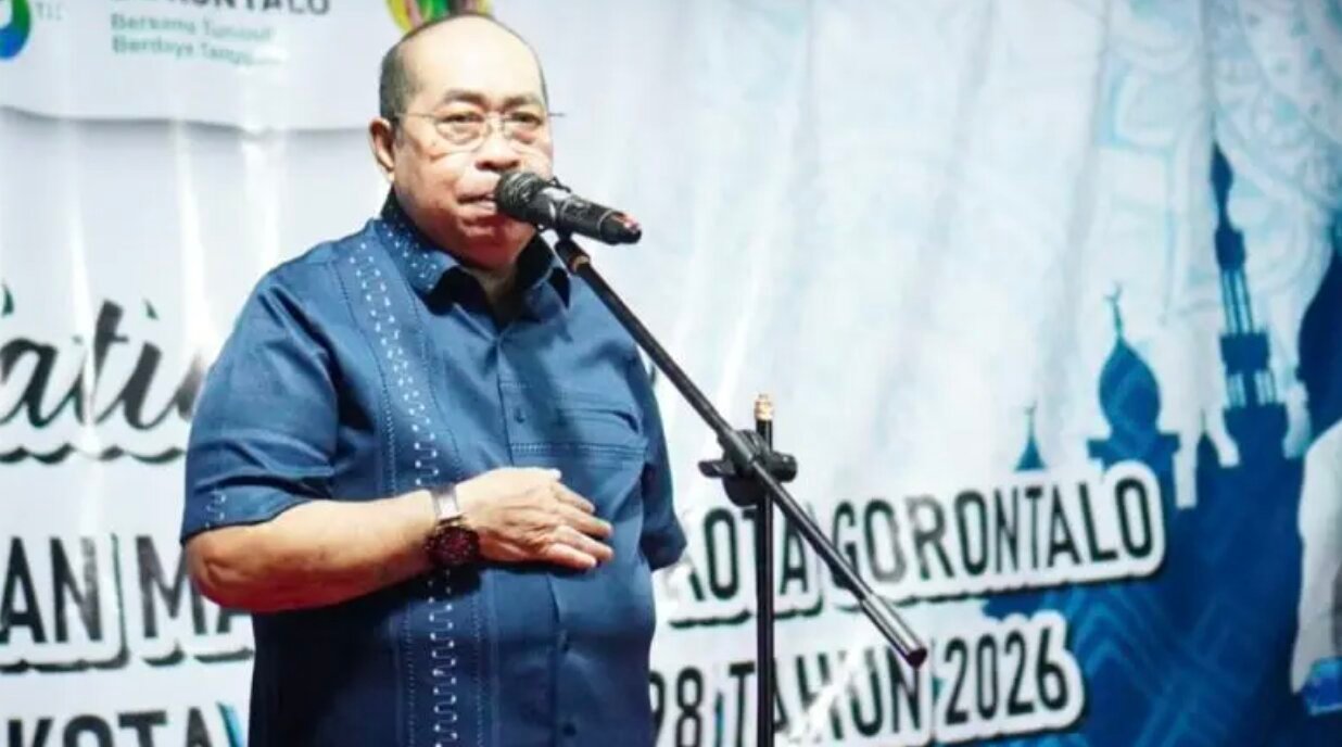 Wali Kota Gorontalo, Adhan Dambea saat memberikan sambutan di kegiatan silaturahmi bersama warga. (Foto: Humas Pemkot Gorontalo)