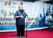 Wali Kota Gorontalo, Adhan Dambea saat memberikan sambutan di kegiatan silaturahmi bersama warga. (Foto: Humas Pemkot Gorontalo)