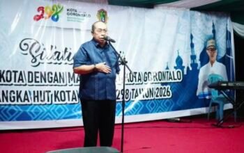 Wali Kota Gorontalo, Adhan Dambea saat memberikan sambutan di kegiatan silaturahmi bersama warga. (Foto: Humas Pemkot Gorontalo)