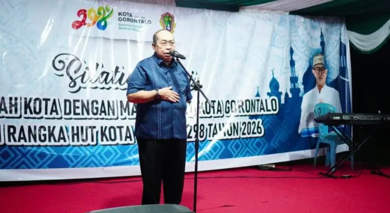 Wali Kota Gorontalo, Adhan Dambea saat memberikan sambutan di kegiatan silaturahmi bersama warga. (Foto: Humas Pemkot Gorontalo)