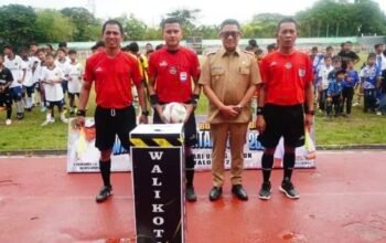 Pemerintah Kota Gorontalo resmi membuka turnamen sepak bola usia dini Wali Kota Cup 2026 di GOR Nani Wartabone, Senin, 13 April 2026. (Foto: Humas Pemkot Gorontalo)