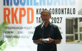 Sekretaris Daerah Kota Gorontalo, Ismail Madjid, yang mewakili Wali Kota Adhan Dambea, membuka Musyawarah Perencanaan Pembangunan (Musrenbang) Rencana Kerja Pemerintah Daerah (RKPD) Tahun 2027, Rabu, 15 April 2026.  (Foto: Humas Pemkot Kotamobagu)