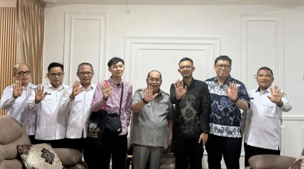Kunjungan Komisi Pemberantasan Korupsi ke Kota Gorontalo diterima langsung oleh Wali Kota Adhan Dambea di ruang kerjanya, Rabu, 15 April 2026. (Foto: Humas Pemkot Gorontalo)