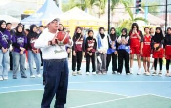 Wali Kota Gorontalo, Adhan Dambea saat membuka turnamen basket di Halaman Rumah Dinas Wali Kota Kota Gorontalo. (Foto: Humas Pemkot Gorontalo)