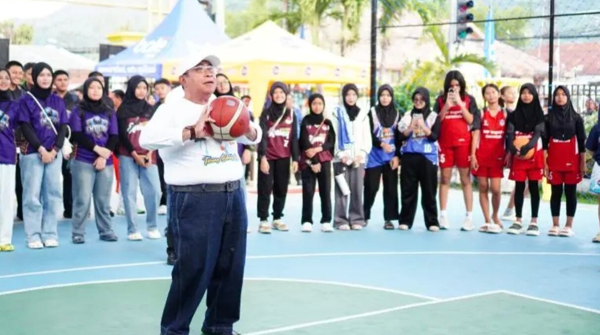 Wali Kota Gorontalo, Adhan Dambea saat membuka turnamen basket di Halaman Rumah Dinas Wali Kota Kota Gorontalo. (Foto: Humas Pemkot Gorontalo)