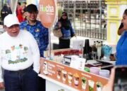 Wali Kota Gorontalo, Adhan Dambea saat melihat berbagai stan UMKM di halaman Rumah Dinas Wali Kota Gorontalo. (Foto: Humas Pemkot Gorontalo)