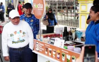 Wali Kota Gorontalo, Adhan Dambea saat melihat berbagai stan UMKM di halaman Rumah Dinas Wali Kota Gorontalo. (Foto: Humas Pemkot Gorontalo)